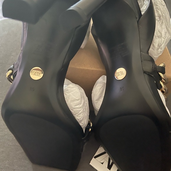 HEELED LEATHER SANDALS WITH CHAIN DETAIL - Picture 12 of 12